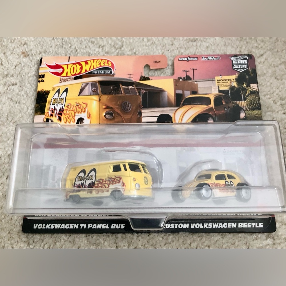 Hot Wheels Premium 2 Pack Volkswagen T1 Panel Bus Custom Volkswagen Beetle